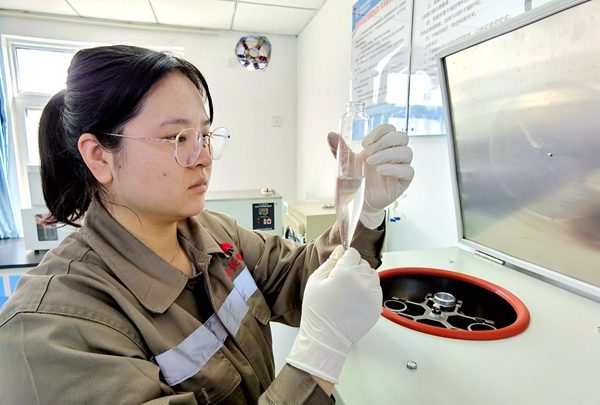 利用离心机设备对机车柴机油进行离心试验将样品中石油醚不溶物进行疏散.jpg